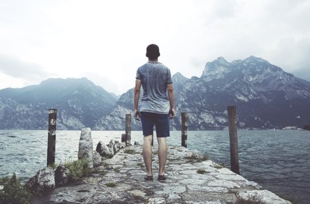 Човек што стоеше во близина на езерото на планините